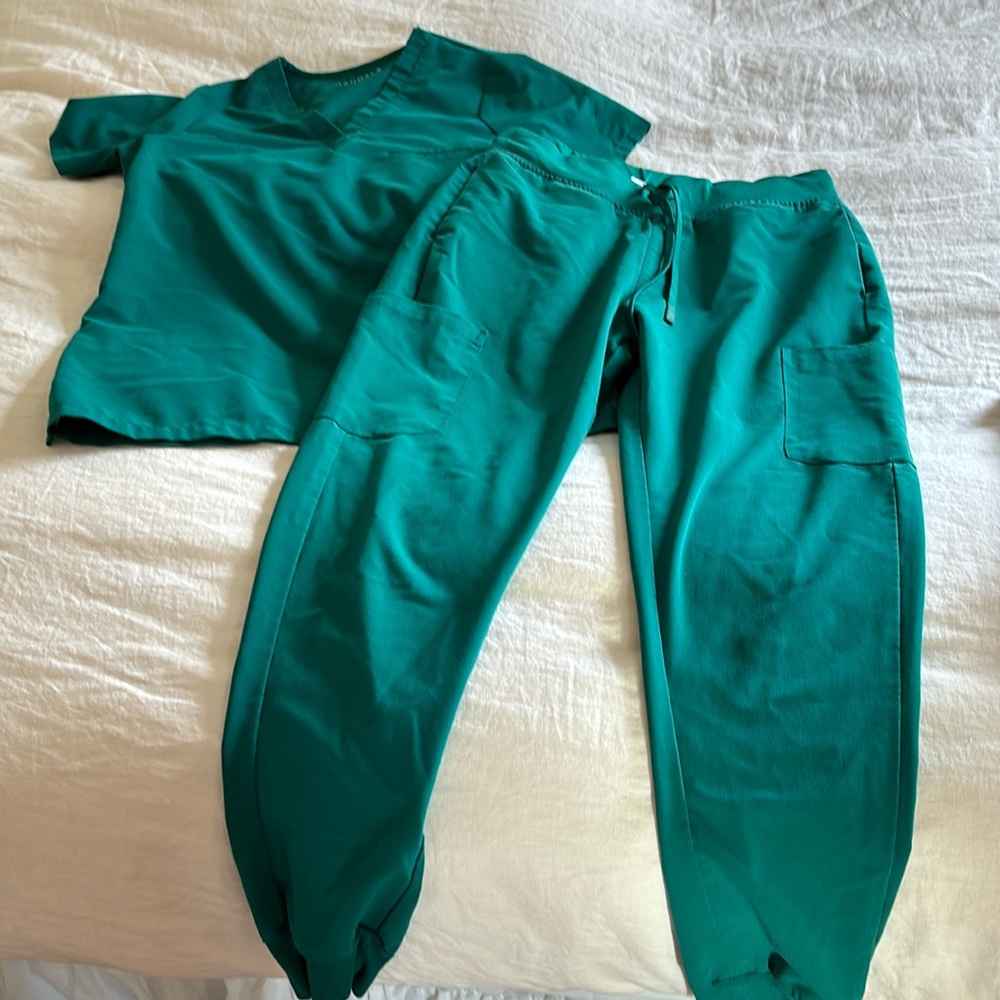 Women’s Mandala Hunter Green Scrub set
